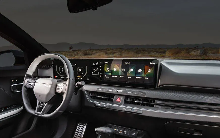 Kia K4 es un claro ejemplo de c&oacute;mo arte y dise&ntilde;o se entrelazan para redefinir la sofisticaci&oacute;n en el mundo automotriz.