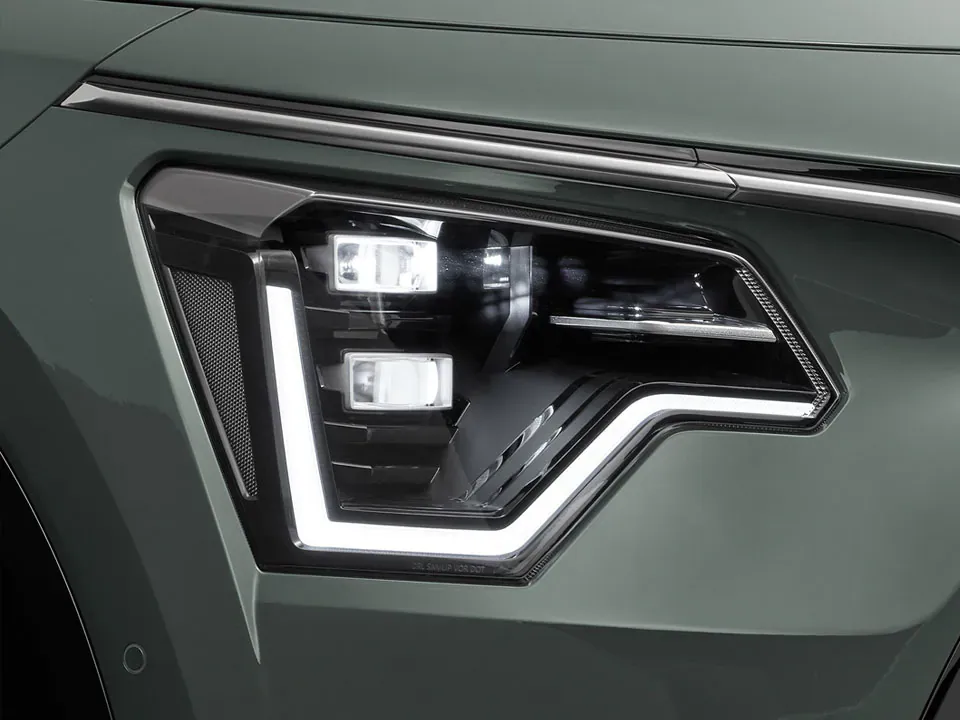 Faros delanteros tipo proyección LED.